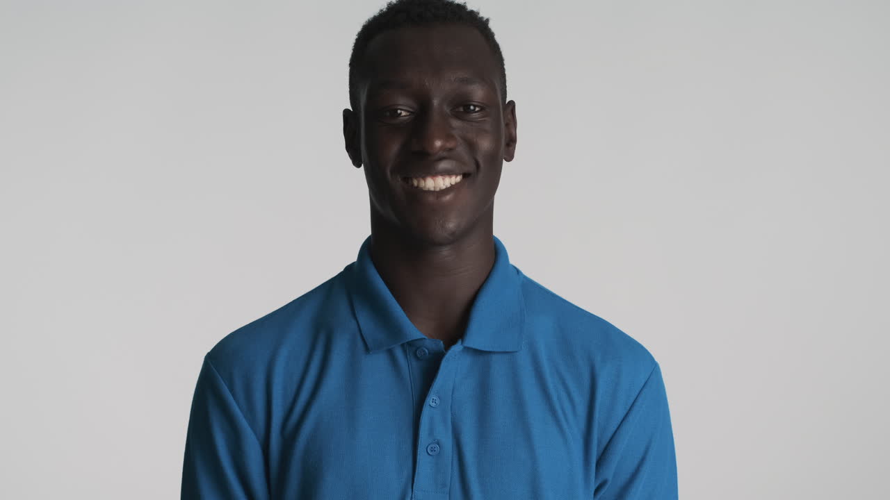 un hombre afroamericano con un fondo gris.