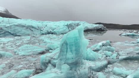 iceberg en la laguna de jokulsarlon junto a svinafellsjokull en el sur de islandia