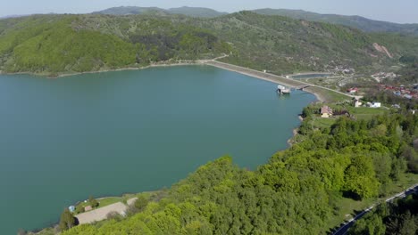 antena: presa de maneciu, colinas y bosques en rumania, plano amplio descendente