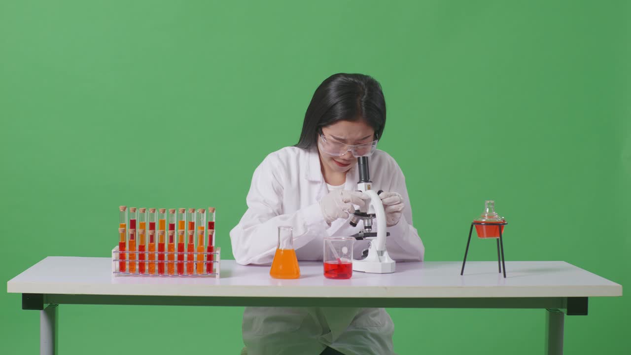 científico que lleva a cabo un experimento en laboratorio