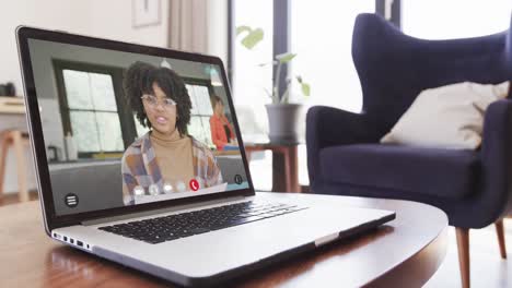 Laptop-Mit-Videoanruf-Mit-Afroamerikanischer-Studentin-Auf-Dem-Bildschirm