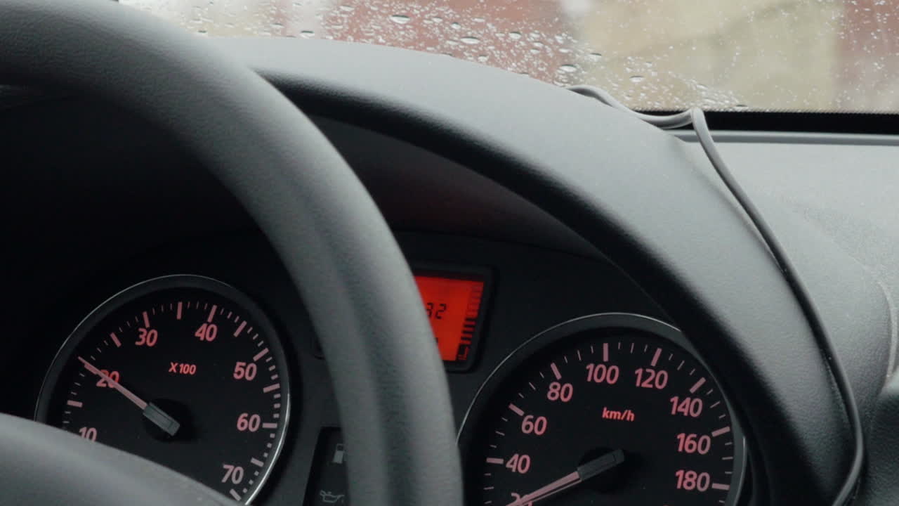 길에서 천천히 진행하고 있습니다.