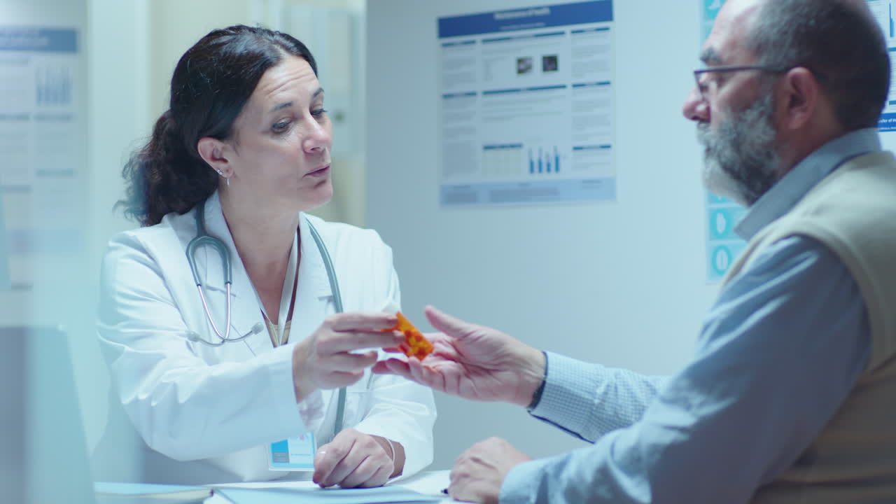 el médico discutiendo la medicación con el paciente
