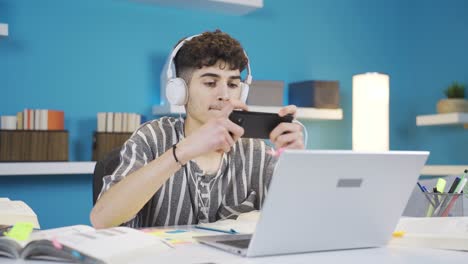 Student-Spielt-Spiel-Am-Telefon.-Telefonsüchtig.