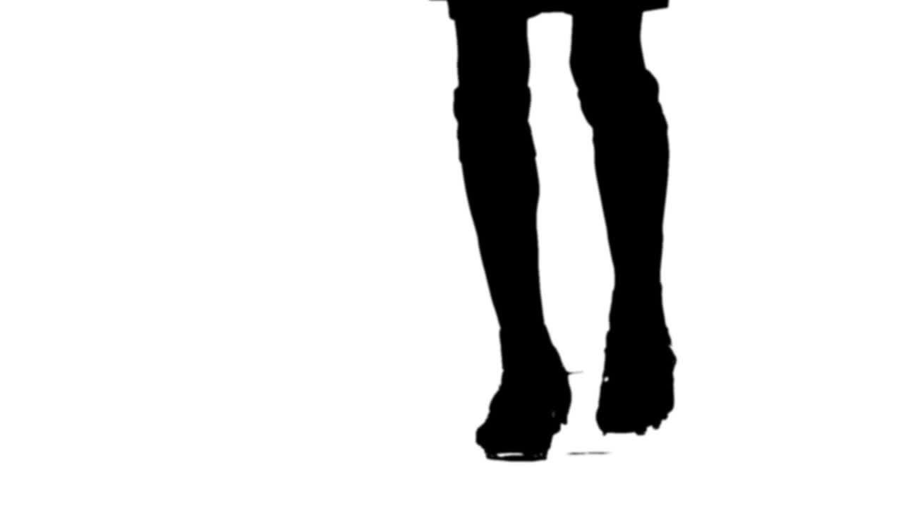 공을 제어하는 축구 선수의 실루 ⁇