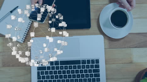 red de iconos de redes sociales animación sobre personas que trabajan con computadora portátil y café