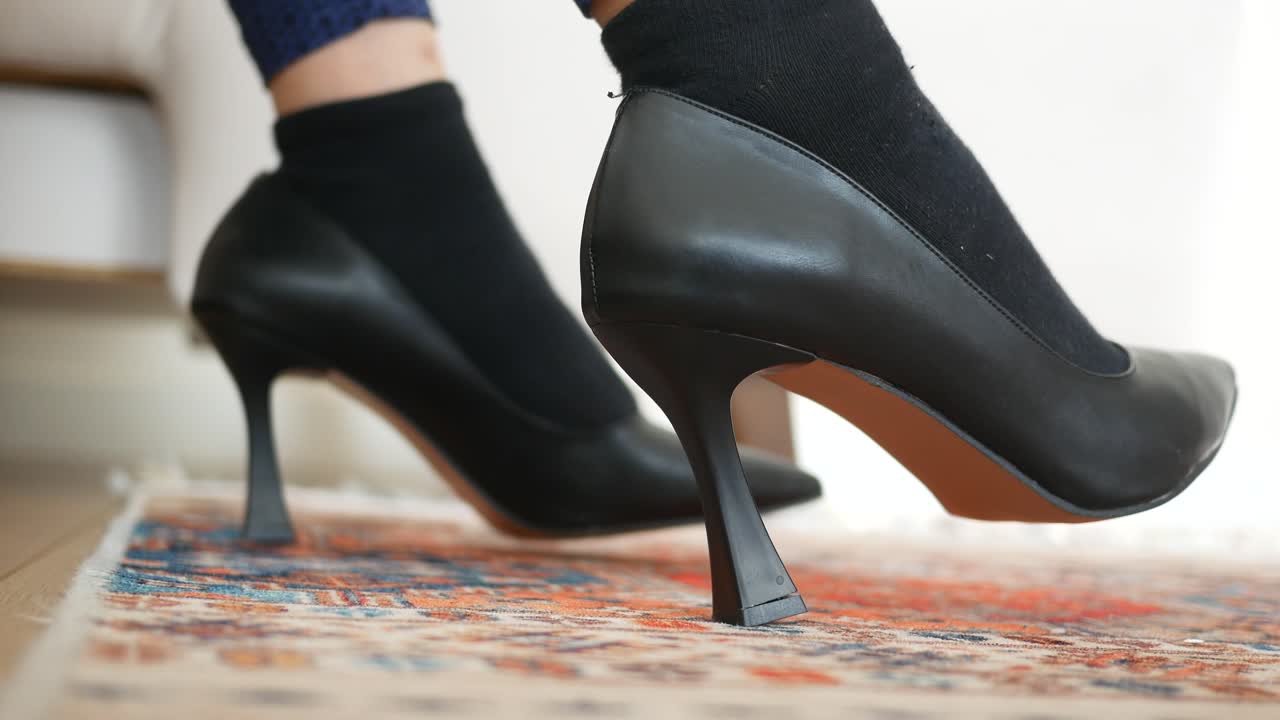 primer plano de tacos altos negros en los pies