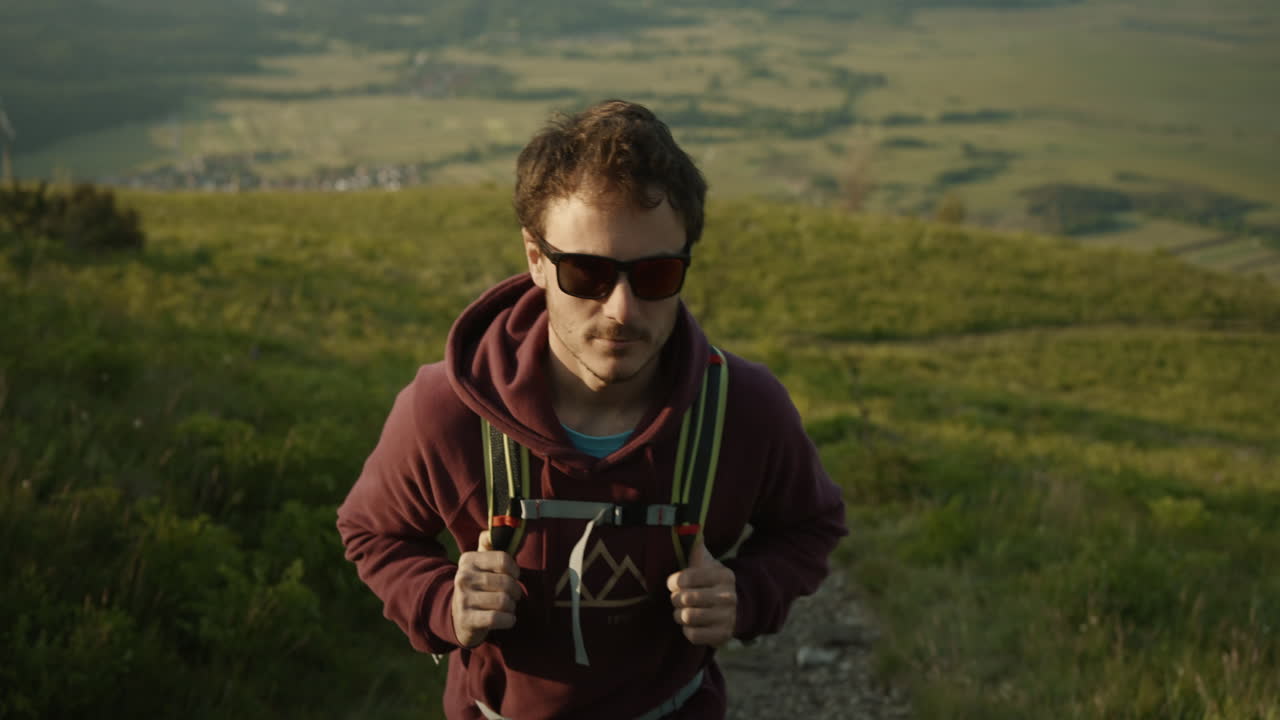 excursionista caminando por una colina de la montaña slivnica