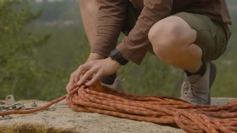 kletterer auf einem felsen