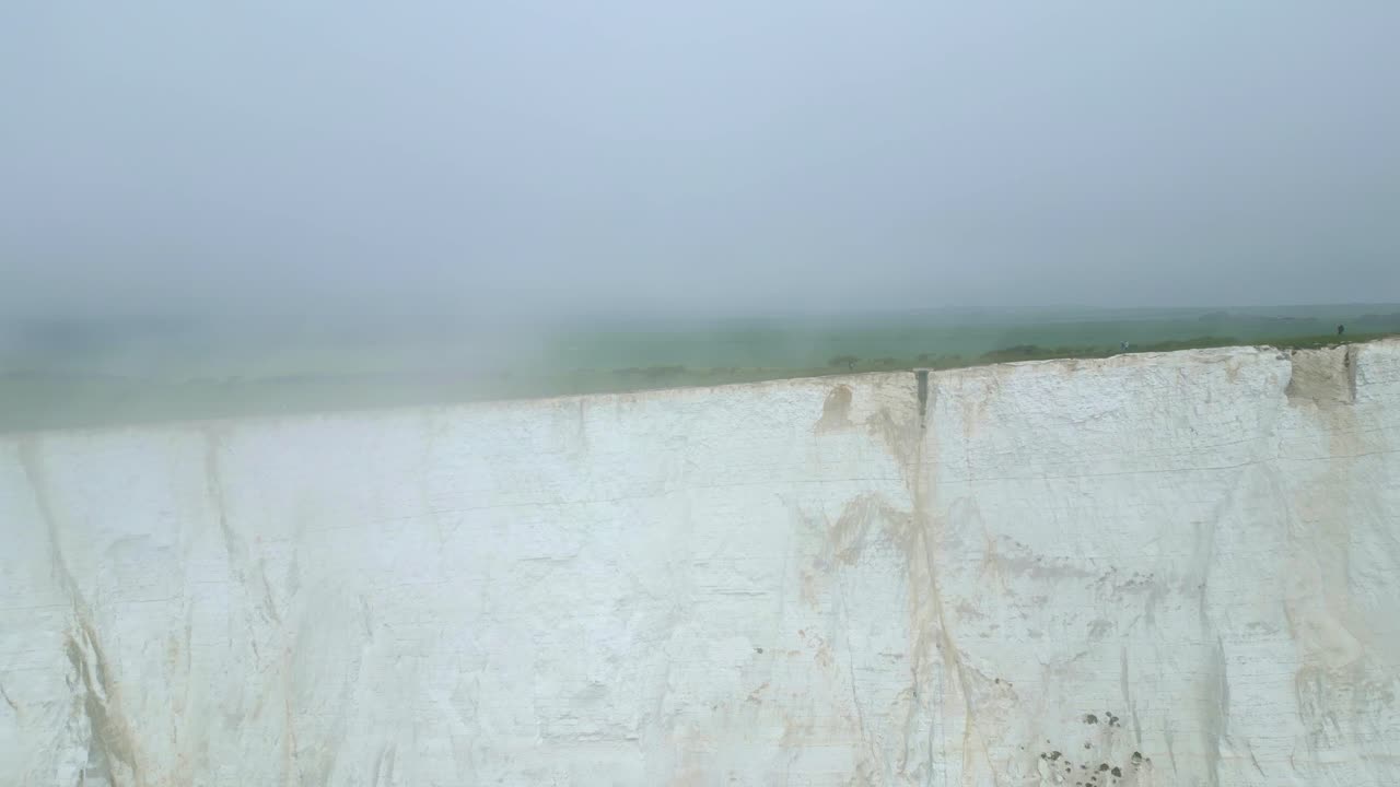 일곱 자매의 가장자리에서  ⁇ 는 사람들 안개에서  ⁇  절벽 이스트본 잉글랜드에서 dji 미니 3 프로 드론에 의해 촬영