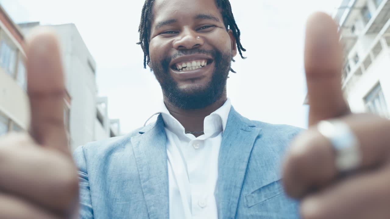 pulgares arriba, la ciudad y el hombre cara para ganar