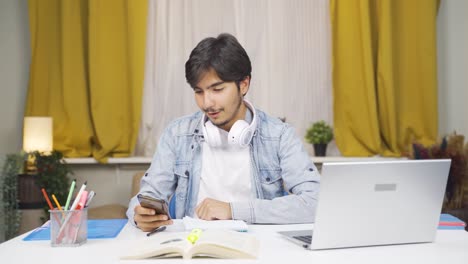 Estudiante-Varón-Recibiendo-El-Evangelio.