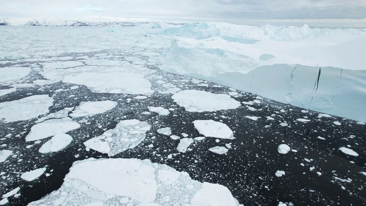 Frammento di iceberg alla deriva nell'oceano profondo, vista aerea con drone