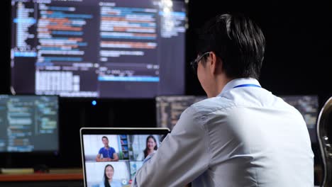 programador en una videoconferencia