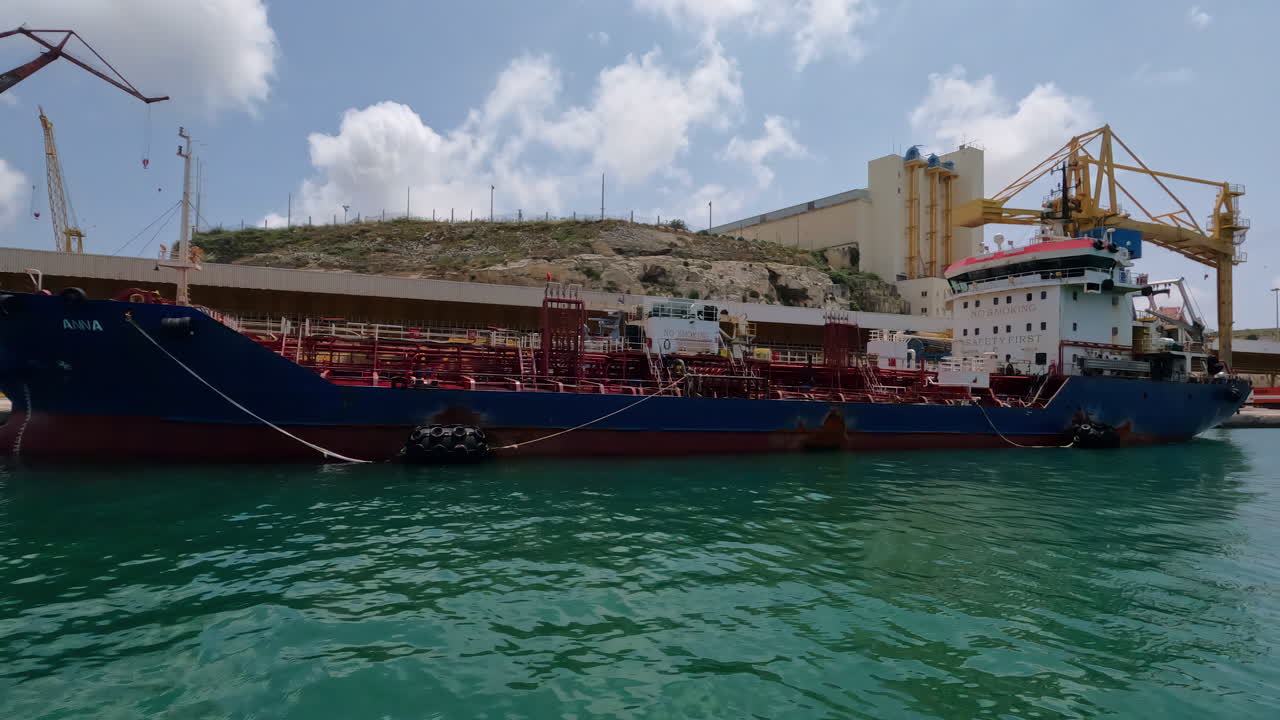바 ⁇ 타 항구 의 항구 에 정박 한 해상 선박, 물 에서의 전망