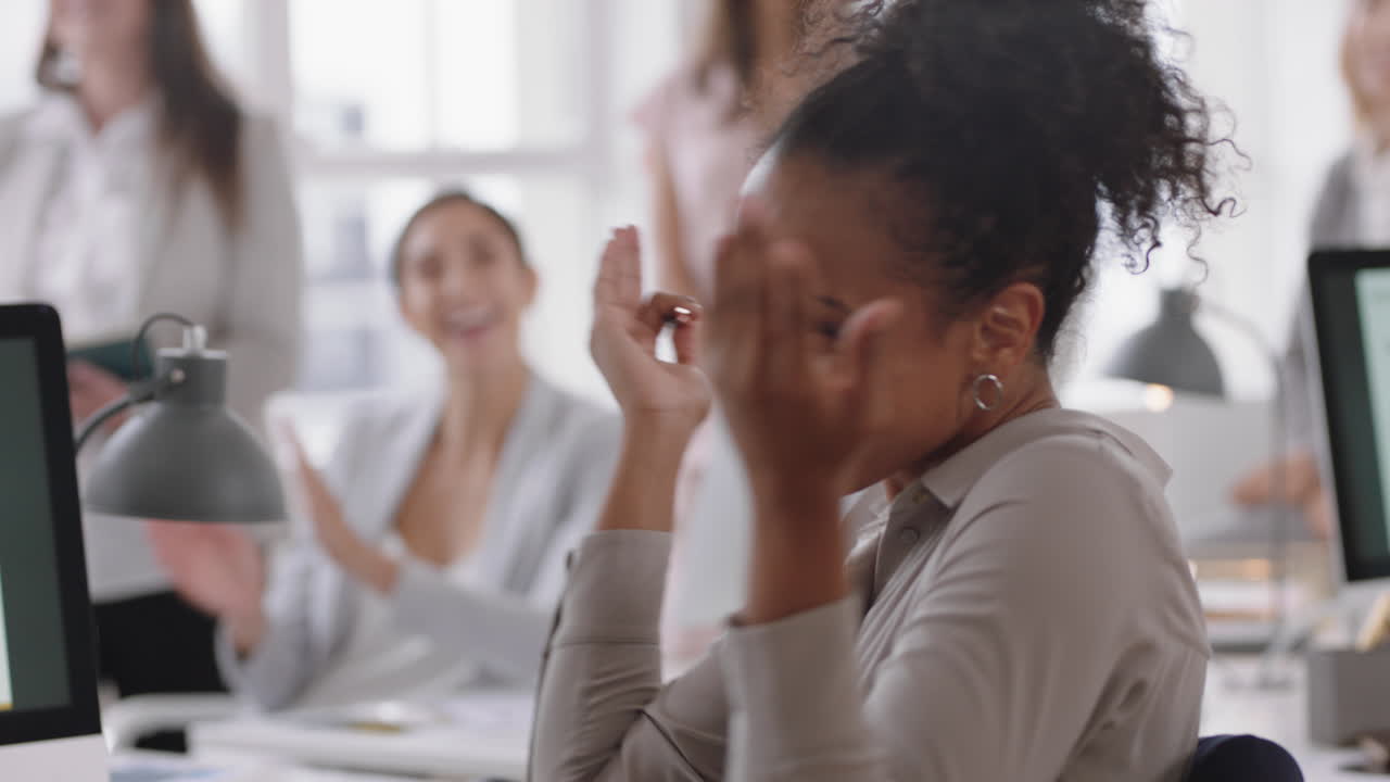 grupo feliz de empresários que se reúnem, partilham ideias, apreciam a apresentação de trabalho em equipa em escritórios diversos, trabalham juntos num local de trabalho profissional