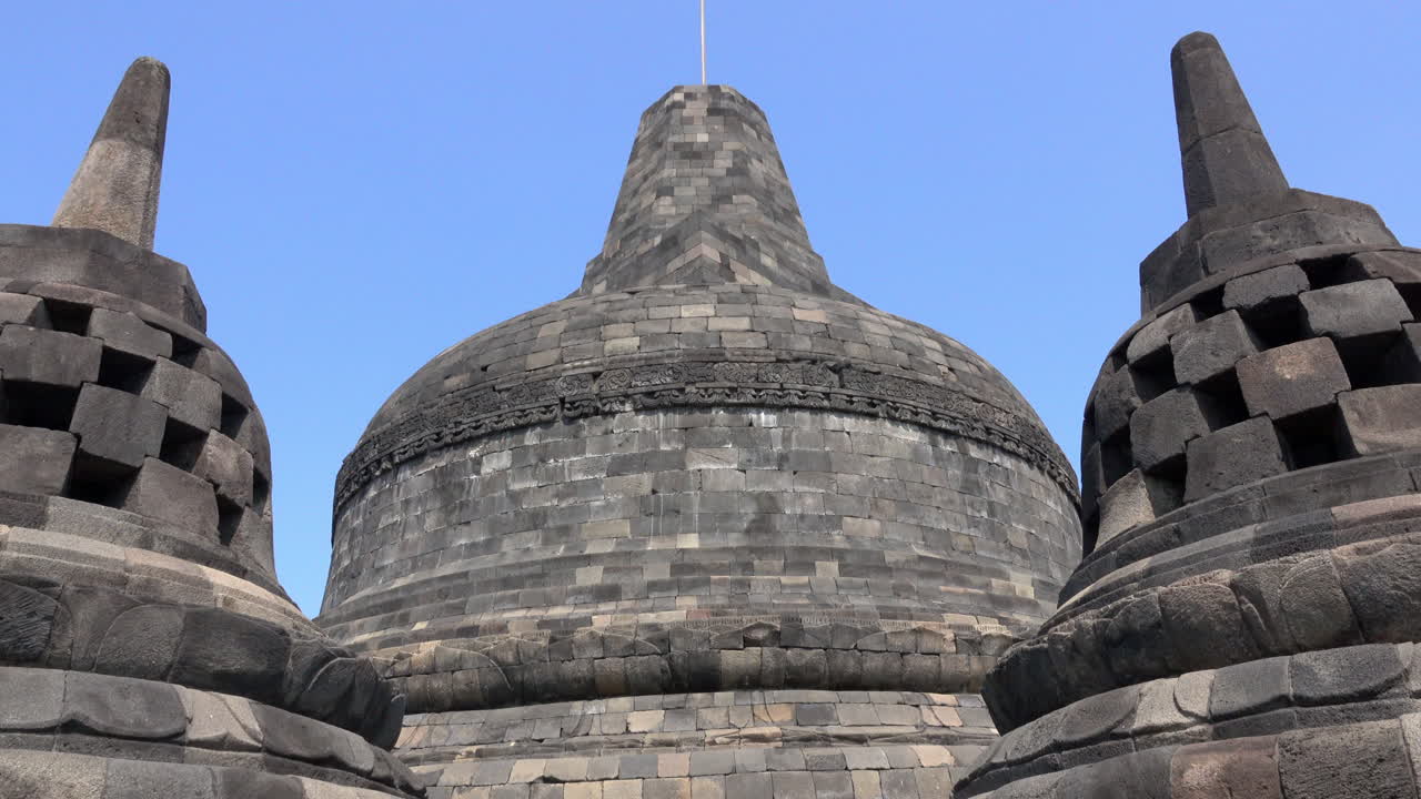La cima del Tempio di Borobudur con le stupa.