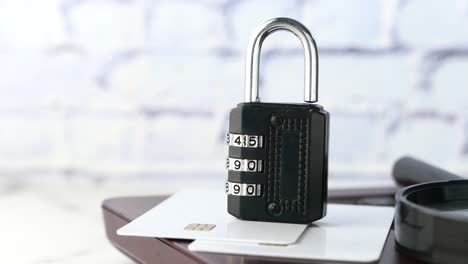 cerradura de combinación y tarjetas de crédito