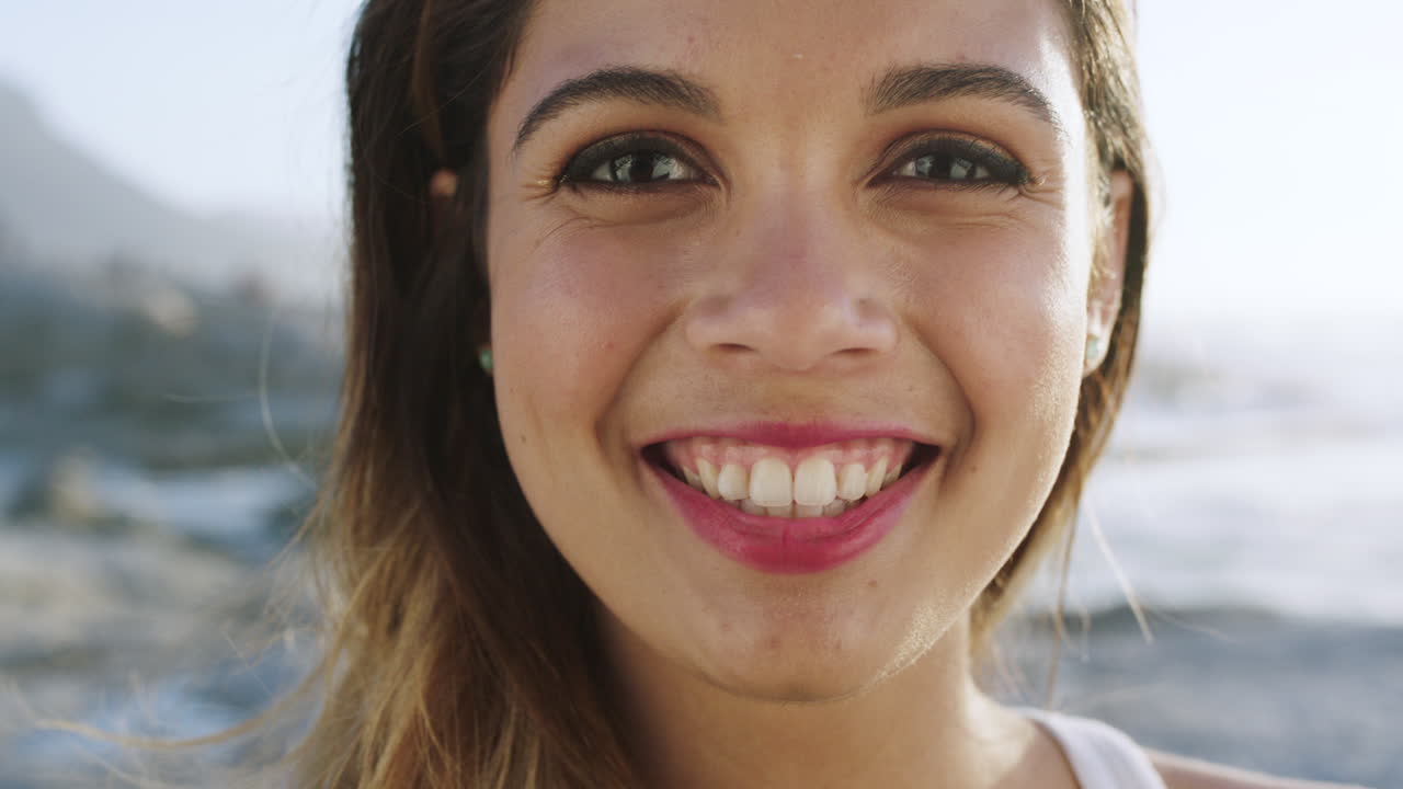 océano, feliz y cara de mujer de playa en viaje