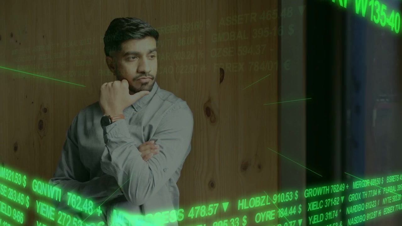 Uomo che corregge la postura e studia i numeri mentre un ticker finanziario verde scorre sul petto.