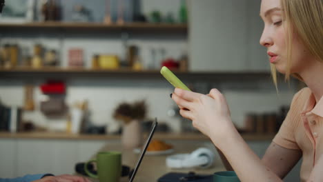 Infeliz-Pareja-Ocupada-Con-Gadgets-Sentados-En-La-Mesa-De-Cerca.-Familia-Ignorándose-Unos-A-Otros