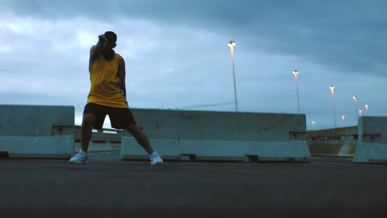hombre de la ciudad y baile de hip hop en la carretera urbana