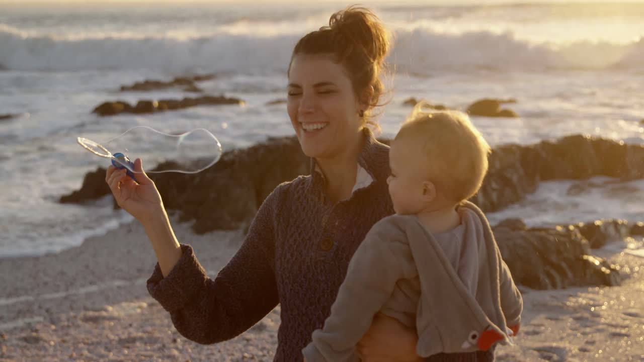 엄마와 아기 소년은 거품 지 ⁇ 이 4k로 놀고 있습니다.