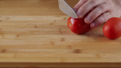 Schneiden-Sie-Frische-Rote-Tomaten-Auf-Dem-Schneidebrett-In-Der-Küche---Nahaufnahme