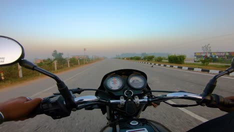 una toma de gran angular en un motociclista montando-3