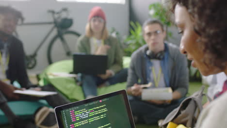 jóvenes empresarios se reúnen con programadores, desarrolladores de software discuten código, comparten ideas para proyectos, usan tecnología de computadoras portátiles, disfrutan de la comunicación inteligente en la oficina.