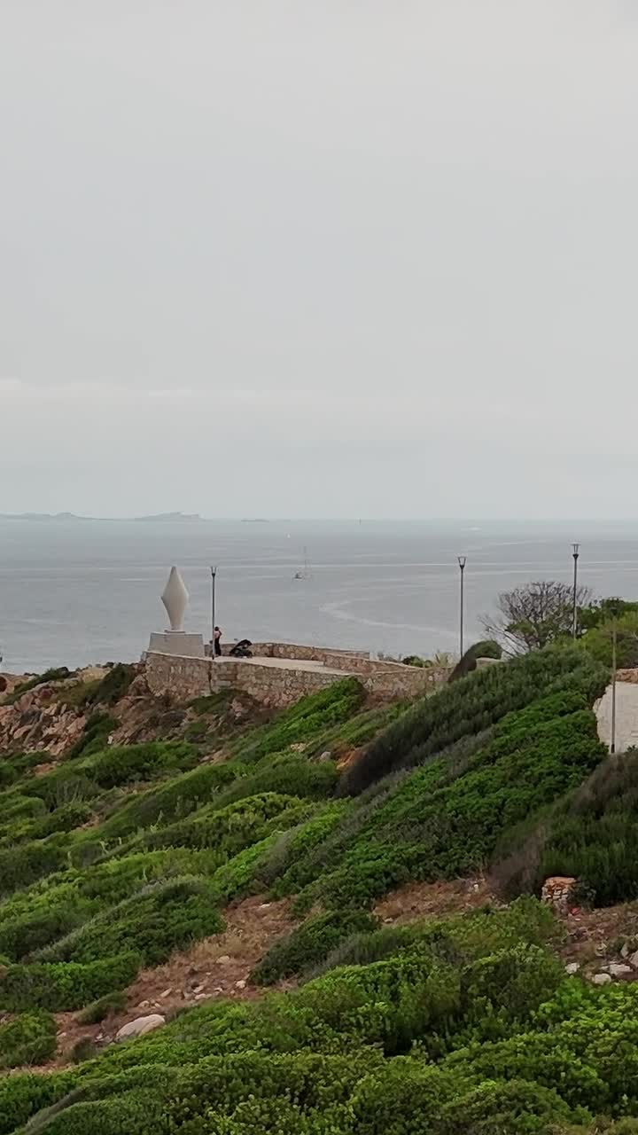Visita alla costa della Sardegna con vista sull'antica torre di pietra