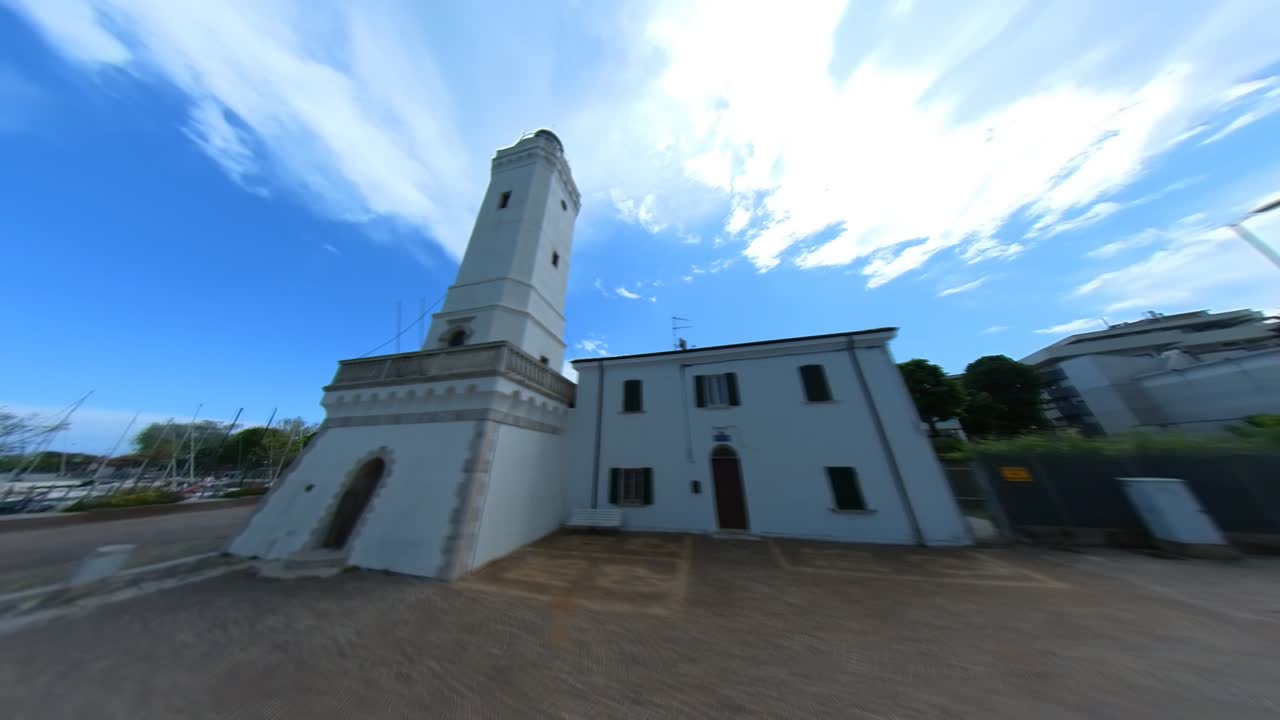 이탈리아 리미니 의 항구 운하 에 있는 하 ⁇  등대