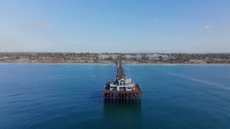 vista aérea reveladora sobre el muelle de oceanside y el paisaje urbano