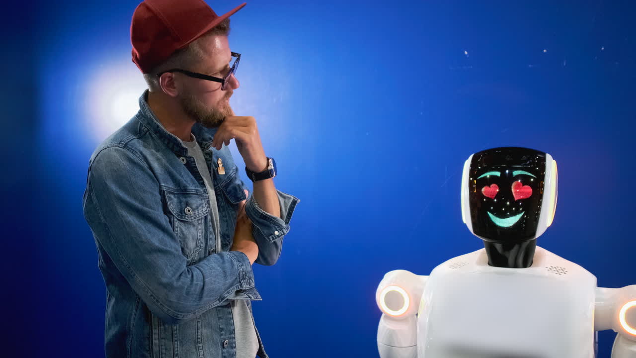 Umano con un robot con espressioni diverse