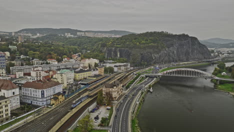 Usti-Nad-Labem-Tschechien-Luftaufnahme-V8-Panorama-Schwenkansicht-Drohnenüberführung-über-Die-Elbe,-Aufnahme-Der-Brücke-über-Den-Fluss,-Der-Innenstadt-Und-Der-Hügellandschaft-–-Aufgenommen-Mit-Mavic-3-Cine-–-November-2022