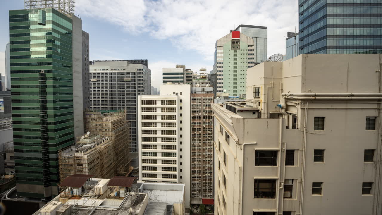 Paisagem Urbana Densa com Edifícios Modernos e Antigos