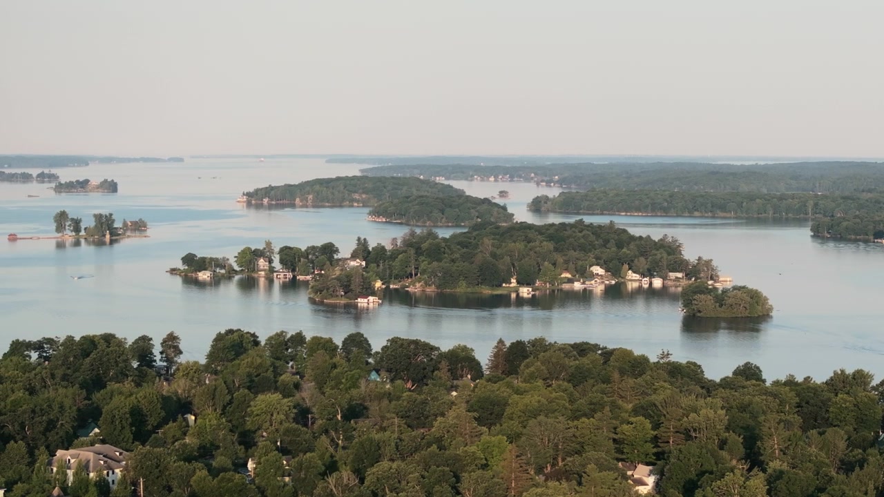 Vista aerea del fiume San Lorenzo all'alba. Scattata in una mattina d'estate nella regione delle 1000 Isole dello Stato di New York.