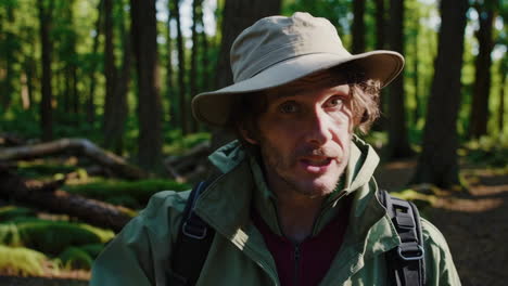 hombre en el bosque
