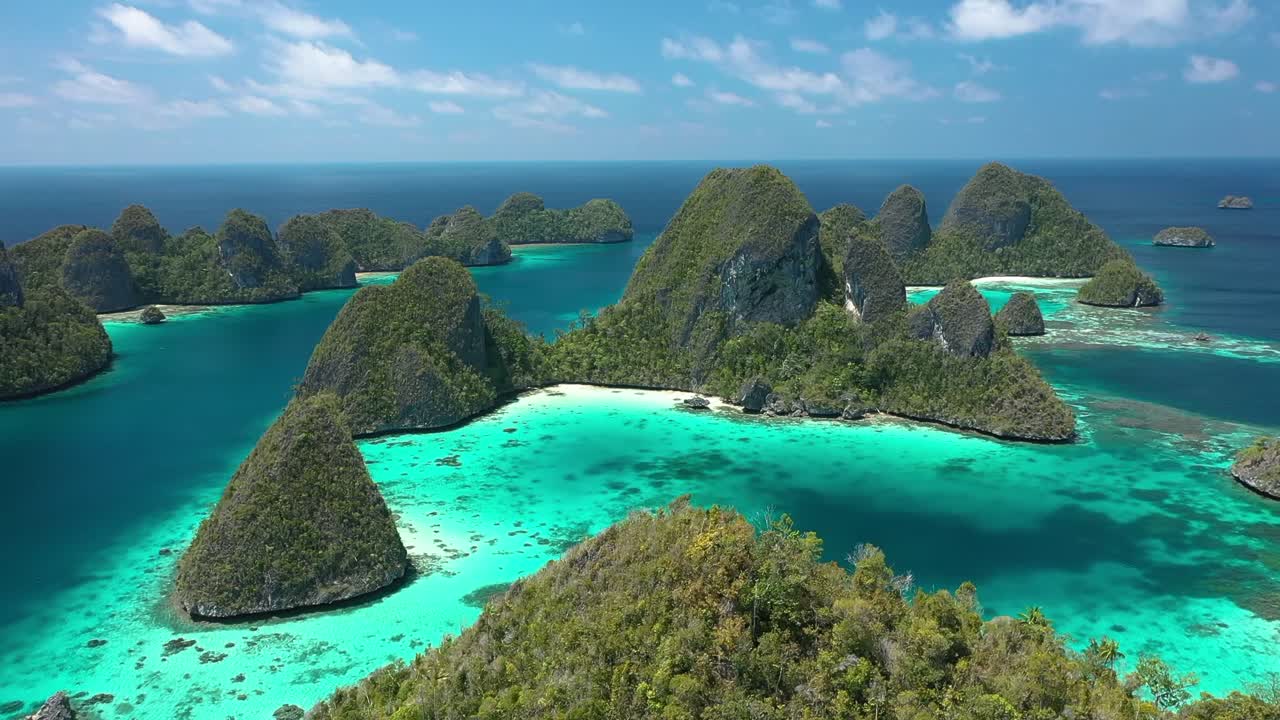 excelente toma aérea de las islas wayag, raja ampat, indonesia