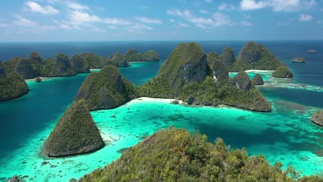 Excelente-Toma-Aérea-De-Las-Islas-Wayag,-Raja-Ampat,-Indonesia