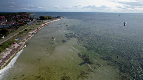 kitesurf en el mar báltico en verano cerca de kuznica en pomerania, polonia