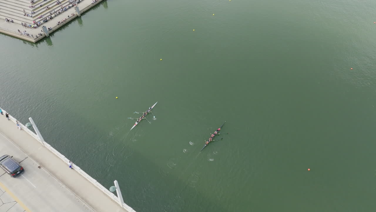 테네시 주 채터누가의 테네시 강에서 조정 경기를 관람하는 사람들의 공중 영상