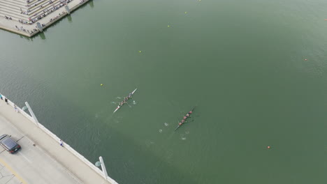 imágenes aéreas de personas viendo una carrera de remo en el río tennessee en chattanooga, tn