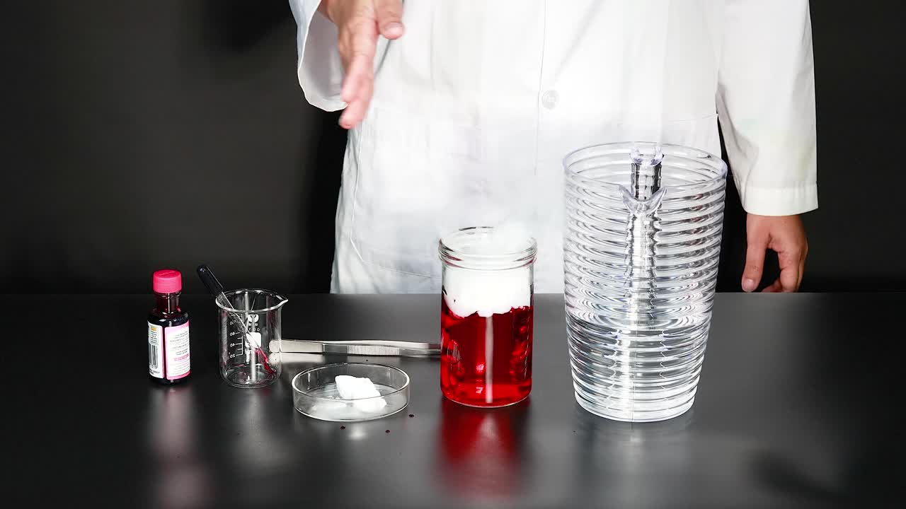 은 액체와 건조 얼음 반응을 보여줍니다.