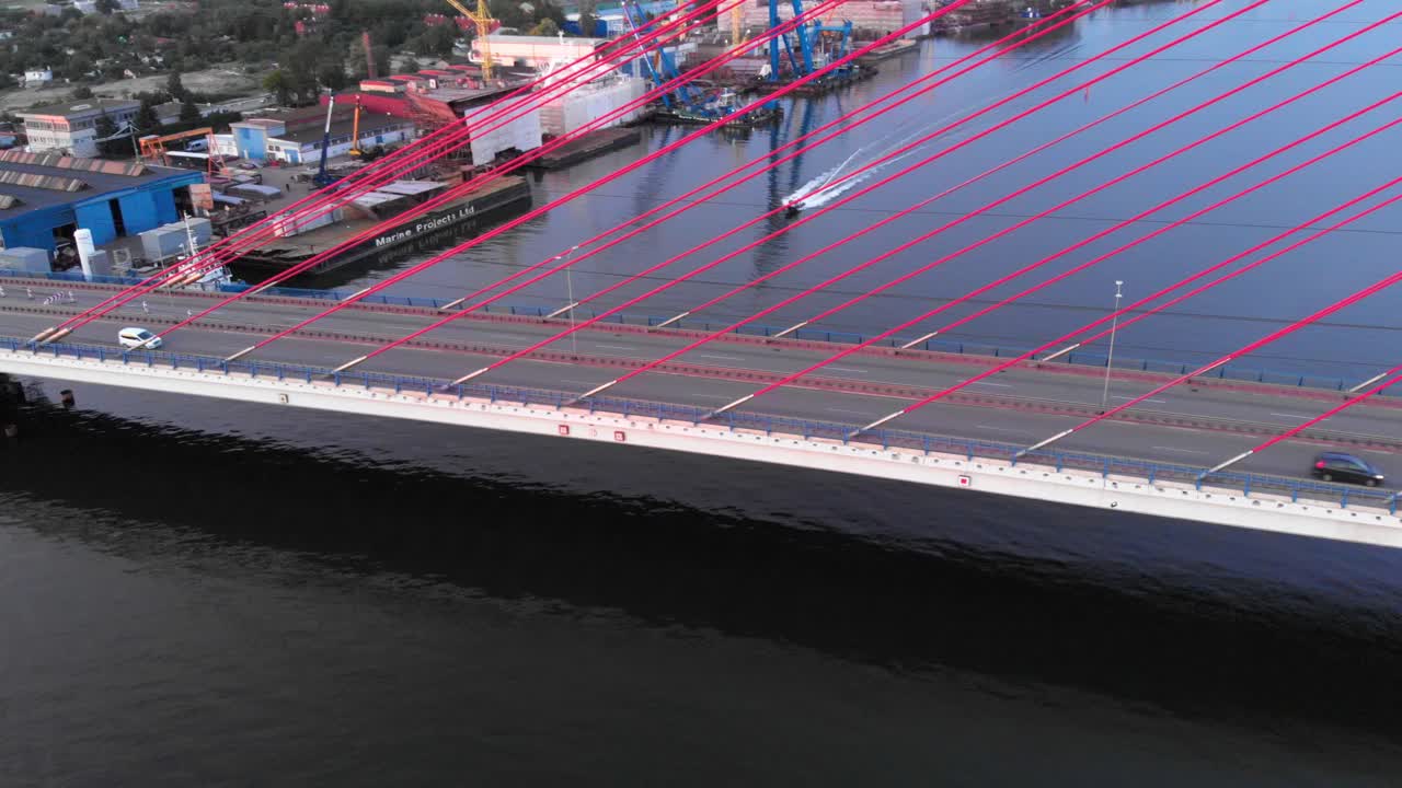 폴란드 그단스크의 모트와바 강 아래에 있는 사장교와 경찰 보트의 공중 촬영