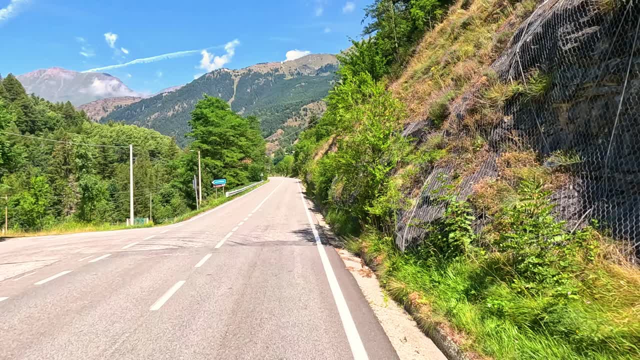 울창 한 산악 지형 을 가로질러 휘어지는 길