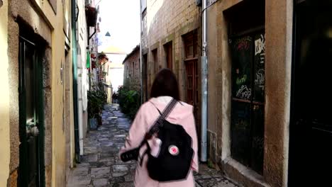 Mujer-Explorando-Oporto-Caminando-Por-Calles-Estrechas