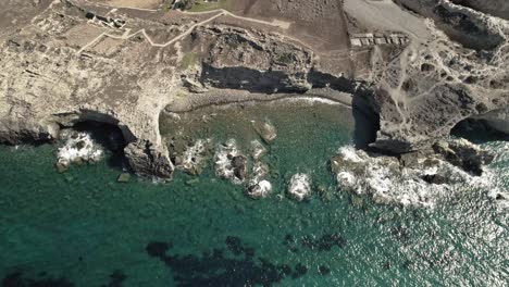 antiguas ruinas junto al acantilado dan a las aguas mediterráneas azul turquesa