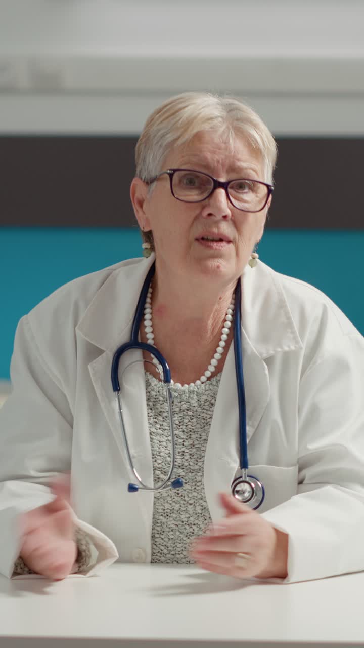 Eldre kvinnelig lege med stetoskop