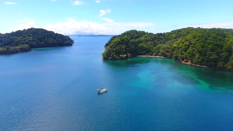 Einflug-Auf-Einem-Einrumpf-Segelboot,-Das-In-Einer-Unberührten-Bucht-Neben-Der-Insel-Afuera-In-Panama-Vor-Anker-Liegt